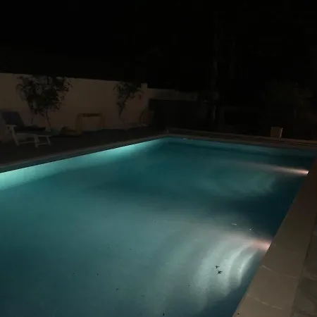 Villa With Large Spacious Apartment, Privatized With Big Garden And Swimming Pool *
