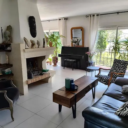Villa With Large Spacious Apartment, Privatized With Big Garden And Swimming Pool *